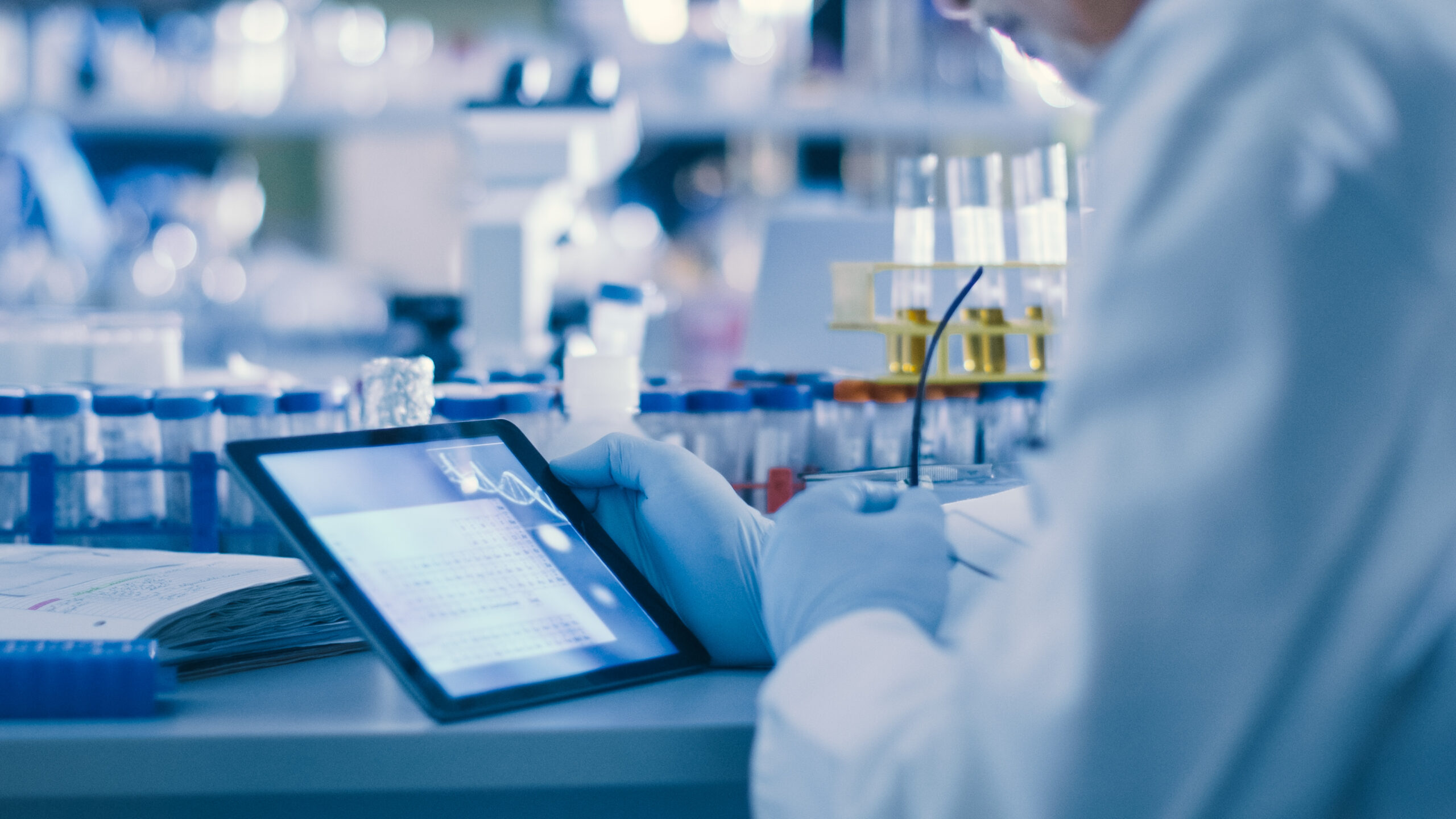 bftb21_03 Senior Male Research Scientist is Using a AI in Pharmaceutical R&D and Research.